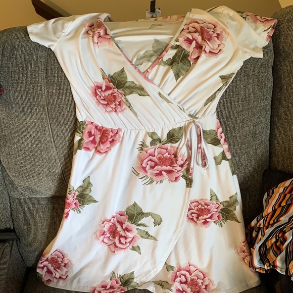 Dresses - Picture 2 of 3